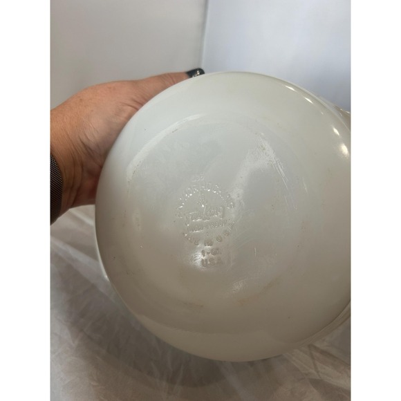 Mid Century Anchor Hocking vintage 438 1 quart milk glass serving bowl - Picture 2 of 3